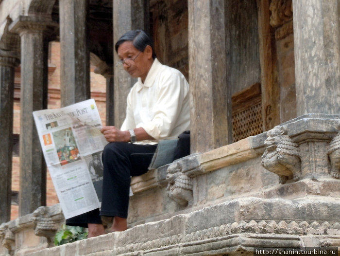 Любитель газет на паперти Патан (Лалитпур), Непал