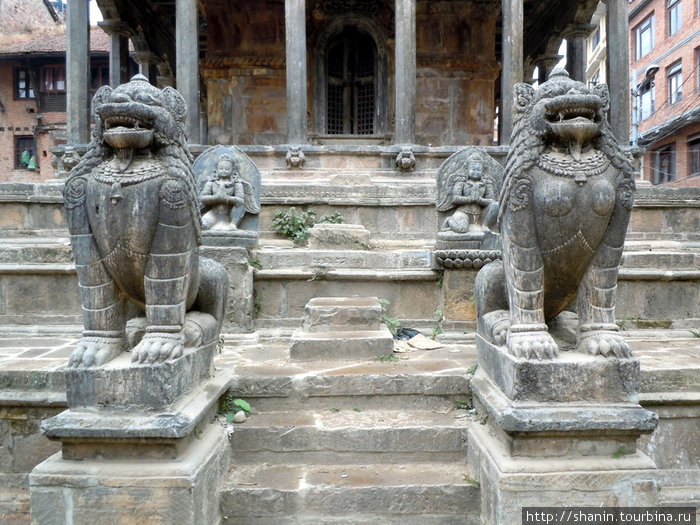 Львы у входа в храм Патан (Лалитпур), Непал