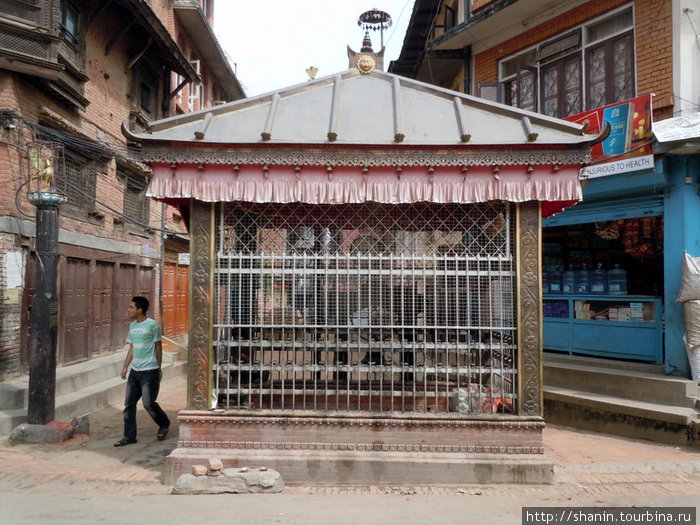 Храм на одной из улиц Патана Патан (Лалитпур), Непал