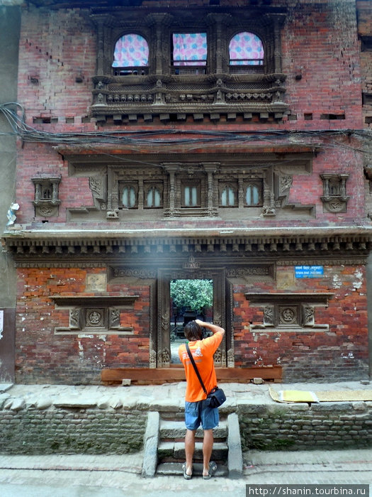 Перед входом в обычный дом Патан (Лалитпур), Непал