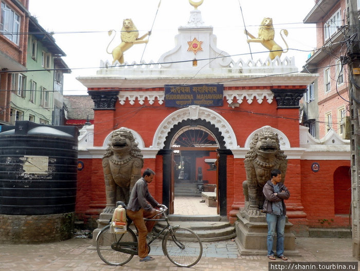 Вход в храм Рудварна Махавихар в Патане Патан (Лалитпур), Непал