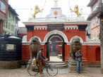 Вход в храм Рудварна Махавихар в Патане