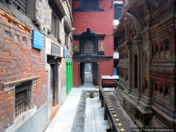 Во внутреннем дворе храма Махавихара Патан (Лалитпур), Непал