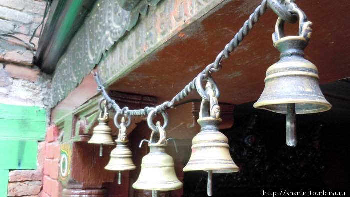 Колокольчики в храма Махавихара в Патане Патан (Лалитпур), Непал