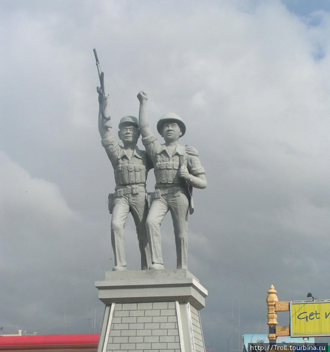 Памятник освобождению Камбоджи Neak Loeang, Камбоджа
