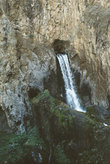 Водопад Абишир-Сай под Ошем —
вода природная течёт прямо из дыры!