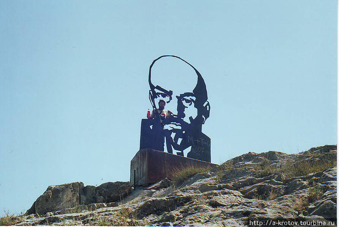 Араван, Ошская область. На горе — особый металлический Ленин