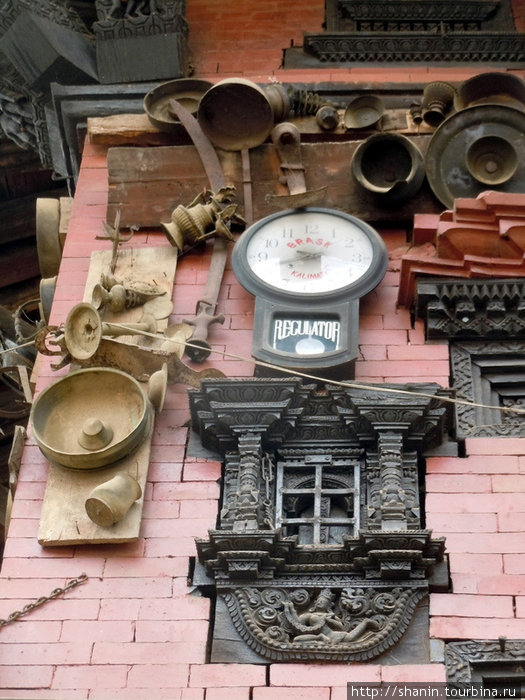 Не только посуда, но и часы Киртипур, Непал