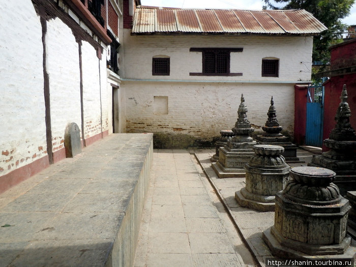 Ступы в дальнем дворе храма Киртипур, Непал