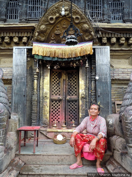 У входа в храм Киртипур, Непал