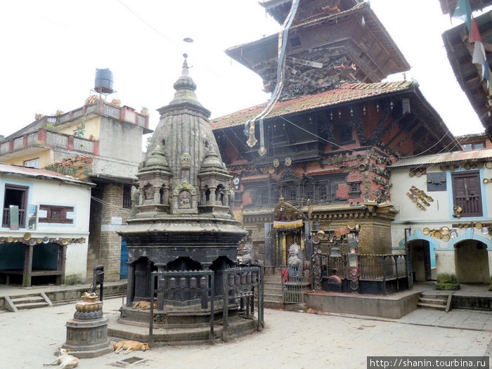 В храме Киртипур, Непал