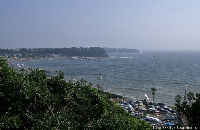 На пляже Мито (западная оконечность полуострова Миура, выходящая в залив Сагами) Миура, Япония