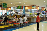 Удивляет простота тайского населения. Казалось бы красивый супермаркет, с огромной столовой и игровой площадкой на втором этаже, с дорогим и современным оборудованием, с множеством услуг,