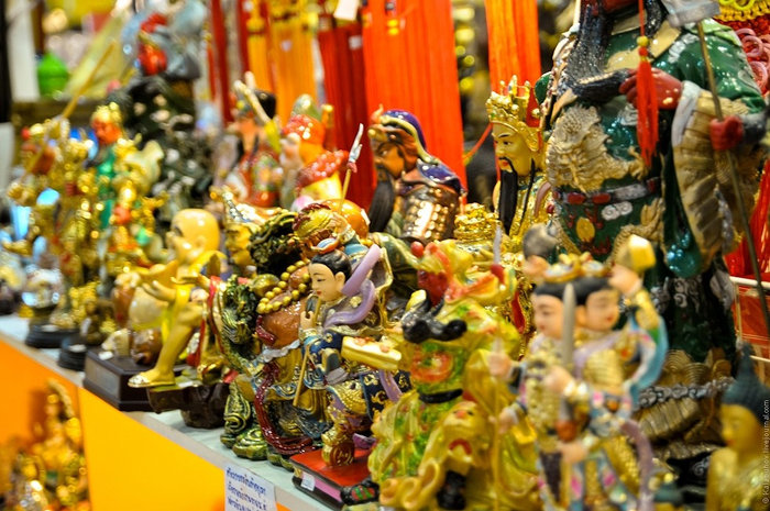 Сувениры тайские – это вообще экспонаты искусства. Многое из них невысокого качества, но замысловатые и интересные. Хотелось скупить абсолютно все. Ката, Таиланд