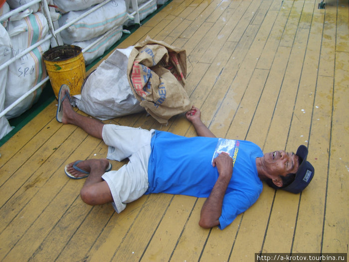 пьяный папуас на пароходе Соронг, Индонезия