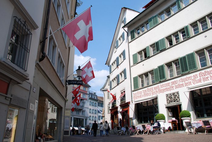 Прогулка по самому большому городу Швейцарии Цюрих, Швейцария