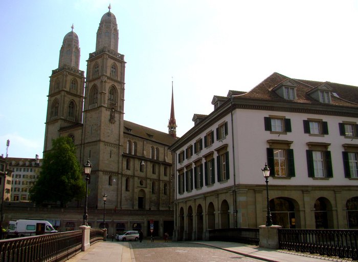 Большой кафедральный собор, построенный на правом берегу реки, увенчан двумя высокими башнями. Цюрих, Швейцария