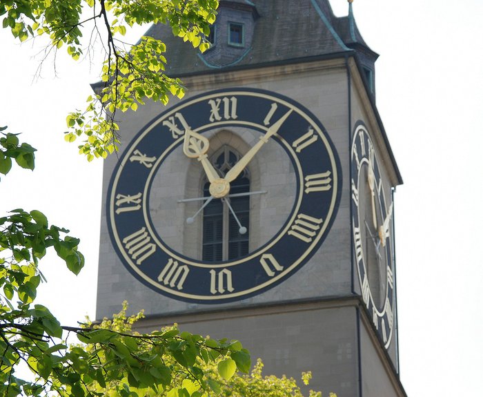 А циферблат её башенных часов, изготовленных в XVI веке, имеет диаметр 8,7 метров и считается самым большим в Европе. Эти часы стали одним из символов Цюриха. Цюрих, Швейцария