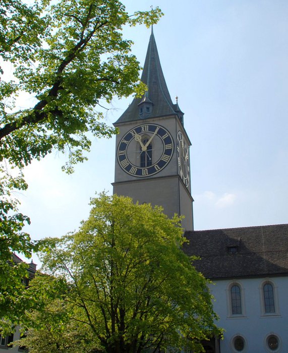 Церковь Санкт-Петер расположена, как и собор Фраумюнстер, на левом берегу реки Лиммат. Свой современный облик церковь получила в начале XVIII века. Цюрих, Швейцария