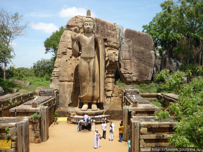 Аукана, где находится 13-метровая статуя Будды, высеченная из цельного куска скалы. Шри-Ланка