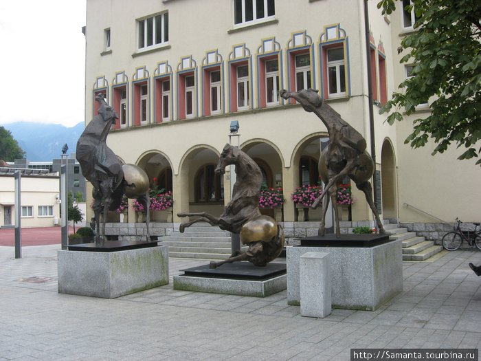 Ратуша и кони Вадуц, Лихтенштейн