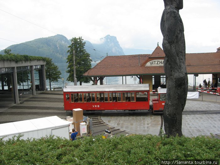На таком паровозике можно добраться до горы Риги Витцнау, Швейцария