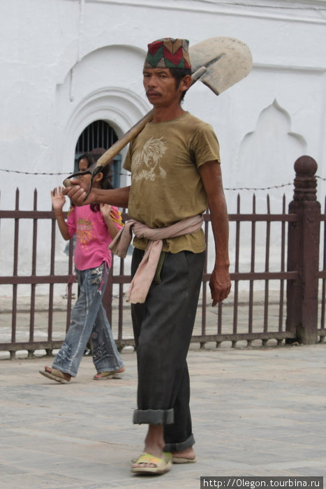 Человек с лопатой Непал