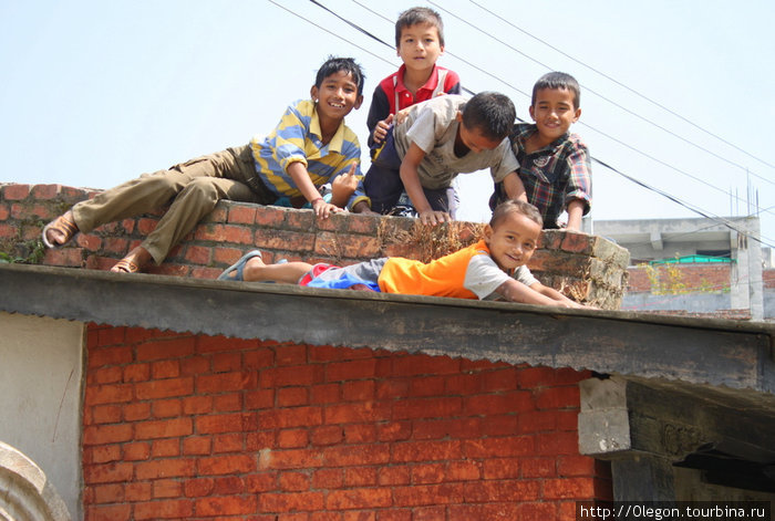 Детвора на крышах Непал