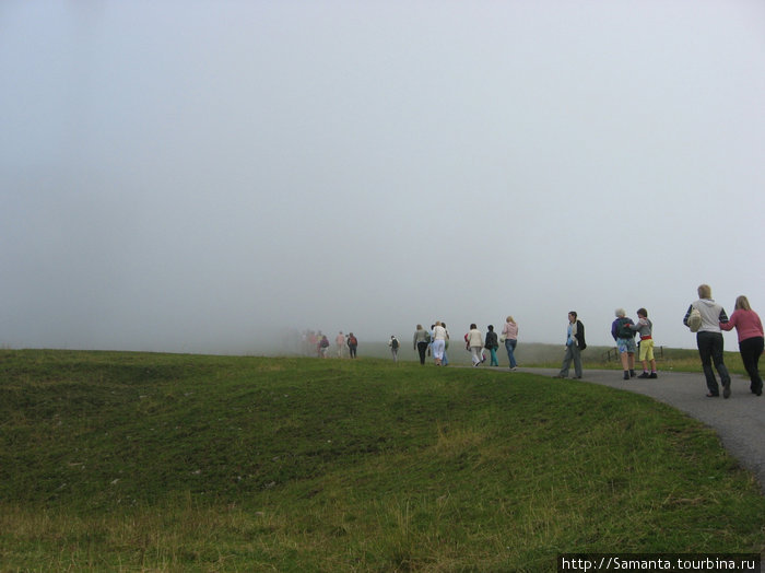 Люди уходят в туман Витцнау, Швейцария