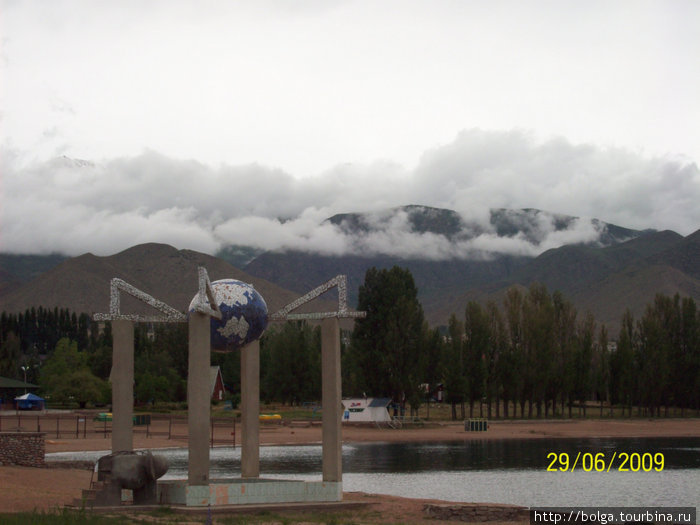 побережье пансионата Акун в пасмурную погоду. Так низко висят облака Киргизия
