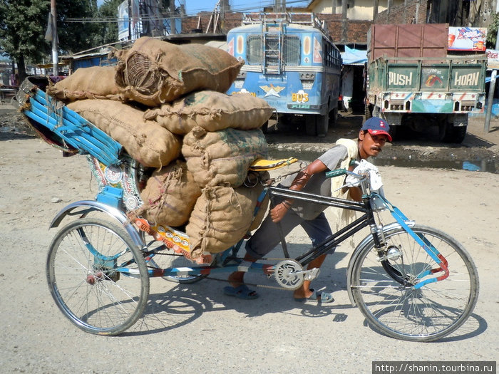 Грузовик с картошкой — перевозит за один раз почти столько же картошки, сколько и Газель Непал