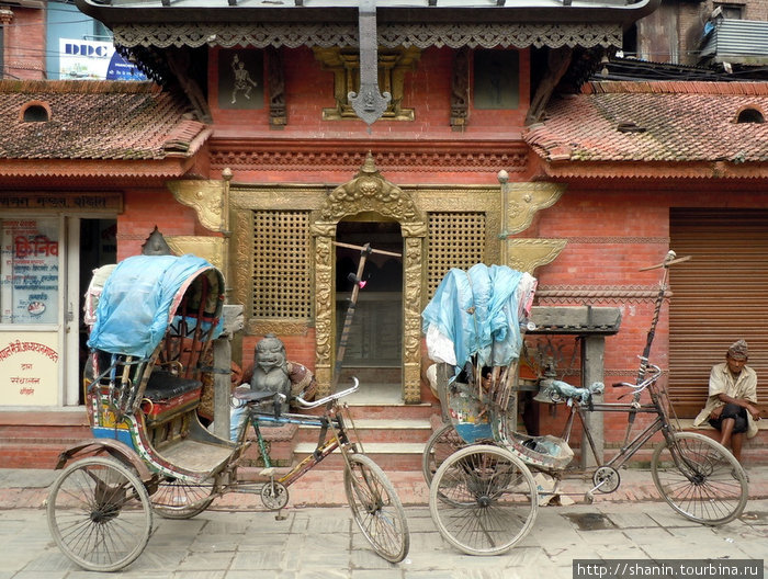 VIP транспорт для паломников у входа в храм Непал