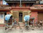 VIP транспорт для паломников у входа в храм