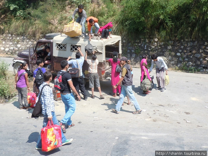 Все эти люди поместятся в маленьком Джипе — если не внутри, то на крыше Непал