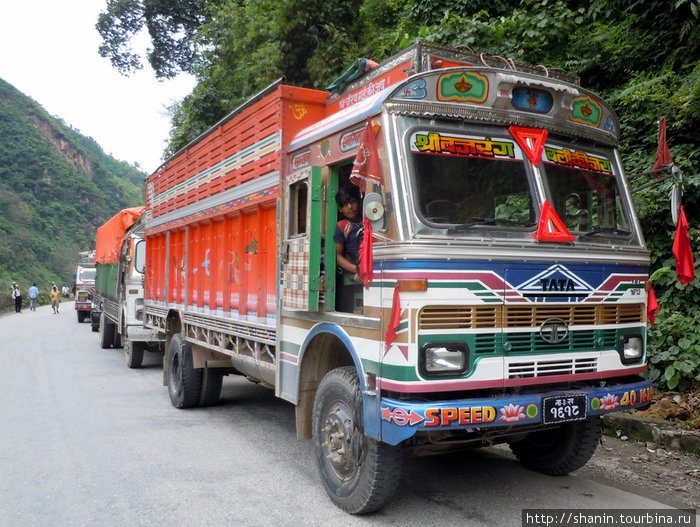Караван грузовиков Непал