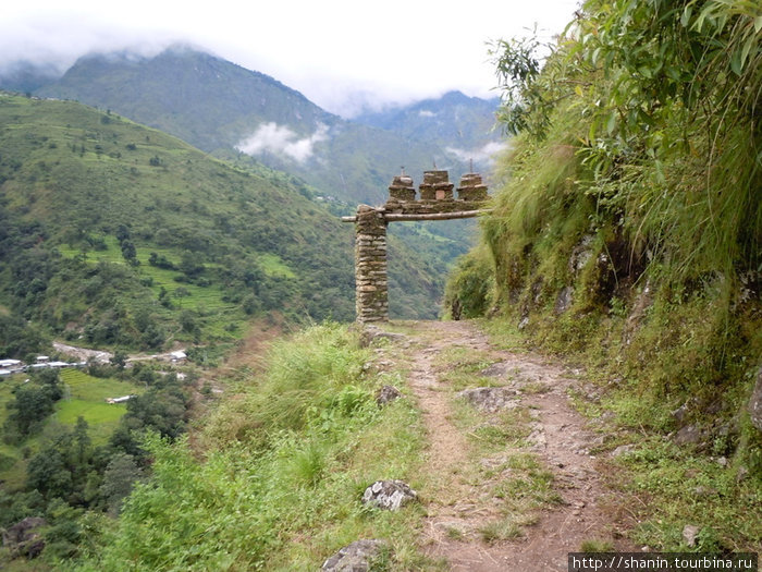 На входы и выходе из деревни обязательно будут ворота Непал