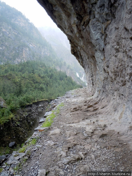 Дорогу приходится выдалбливать прямо в скале — причем, вручную Непал