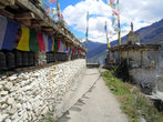 В Гималаях вдоль дорог регулярно встречаются длинные ряды молитвенных барабанов