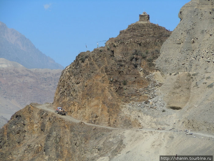 Платная дорога в Верхний Мустанг — иностранец на нее может попасть только за 500 долларов. Непал