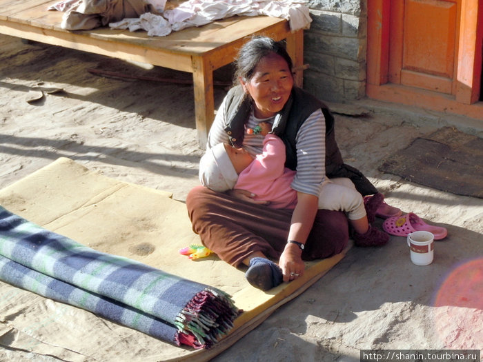 Женщина с реьенком Непал