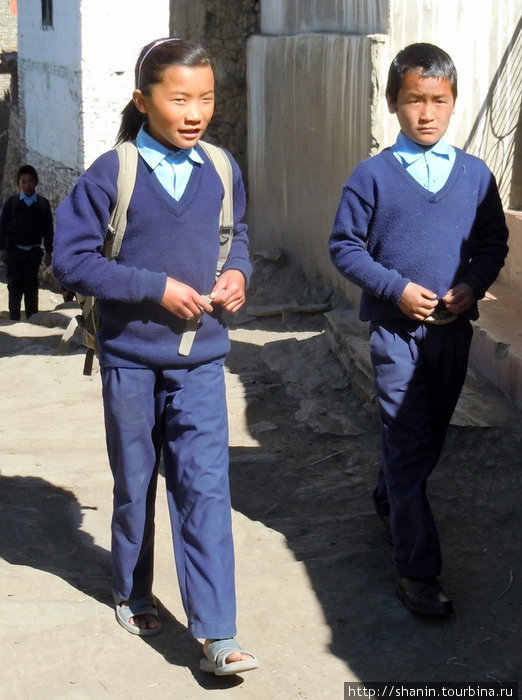 Школьники в форме Непал
