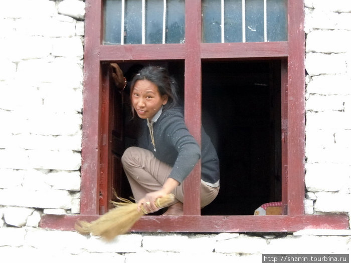 Подметает окно и стены Непал