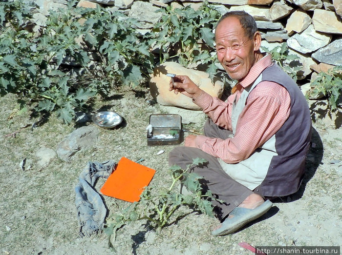 Старик у дороги Непал