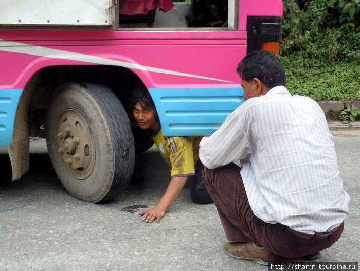 Водитель автобуса по совместительству и автомеханик Непал