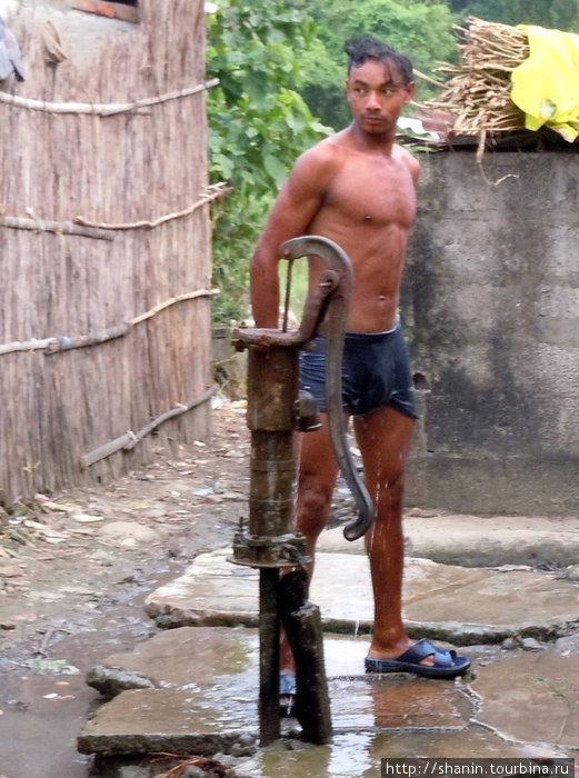 Спортсмен у крана с водой Непал