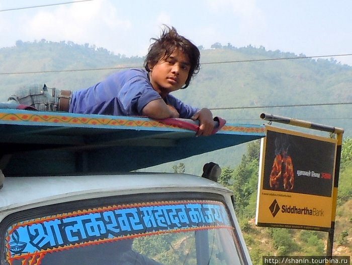 Удобно ездить на крыше грузовика Непал