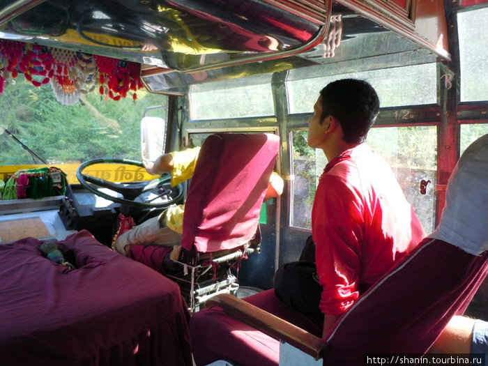 В салоне автобуса Непал