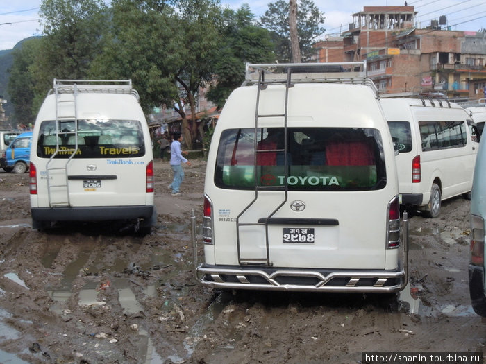 Стоянка микроавтобусов — в грязи Непал