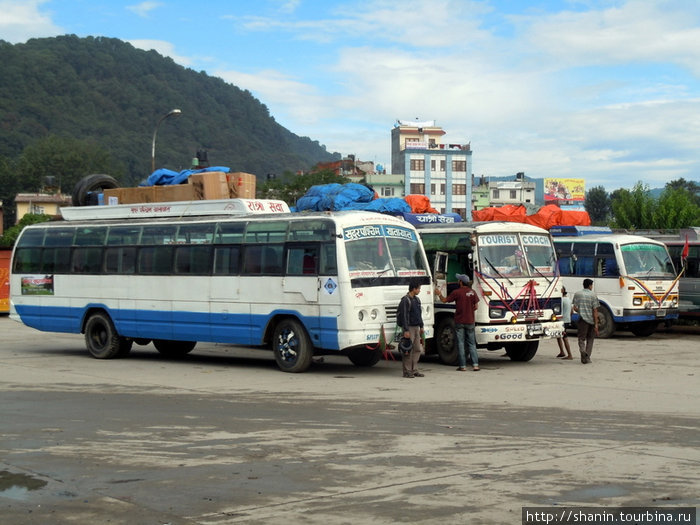 Автобусы на новом автовокзале в Катманду Непал