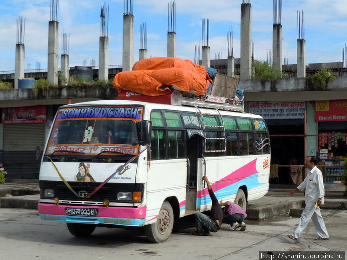 Автобус одновременно используется и для перевозки грузов Непал
